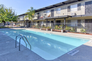 Lincoln Courtyards at 531 Glendora Avenue Apartments