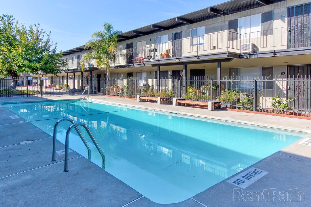 Lincoln Courtyards at 531 Glendora Avenue in Stockton, CA - Building Photo