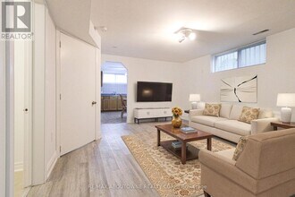 34 Glenmanor Dr in Oakville, ON - Building Photo - Building Photo