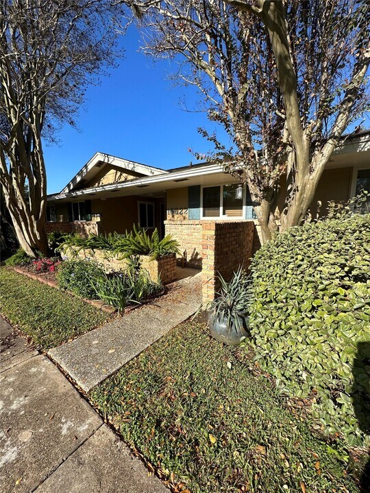 16522 Diana Ln in Houston, TX - Building Photo