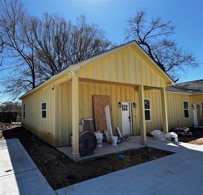 205 Charles St in Cleveland, TX - Foto de edificio - Building Photo