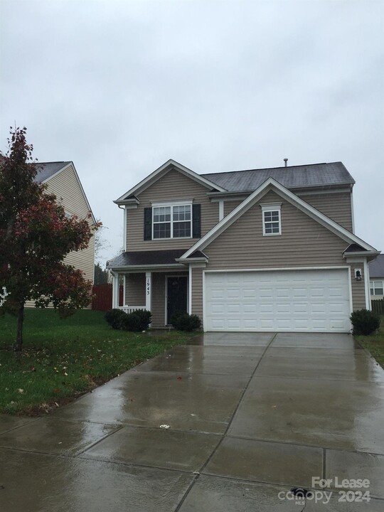 1943 Moss Creek Dr in Harrisburg, NC - Foto de edificio