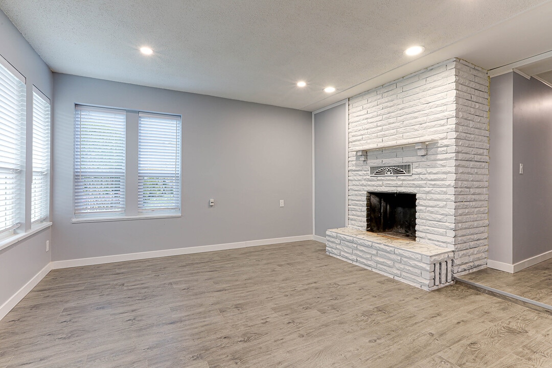 809 Duthie Ave in Burnaby, BC - Building Photo