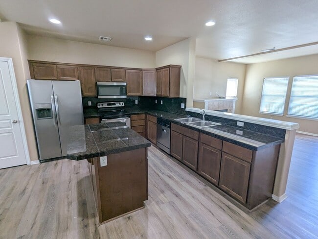 5997 Blue River Dr SE in Salem, OR - Building Photo - Building Photo