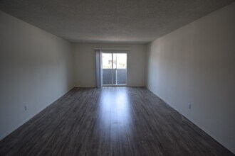 13800 Sherman Way in Los Angeles, CA - Building Photo - Building Photo