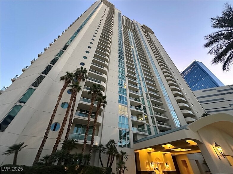 2877 Paradise Rd, Unit 1706 in Las Vegas, NV - Building Photo
