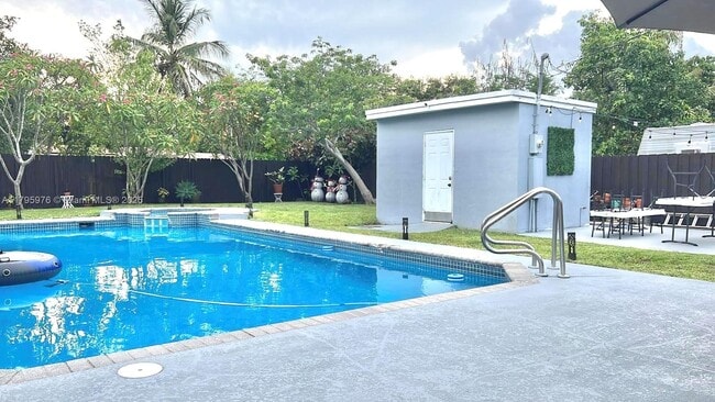 1165 NE 128th St in North Miami, FL - Foto de edificio - Building Photo