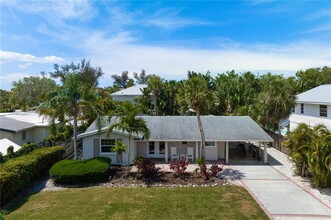 211 Island Cir in Siesta Key, FL - Building Photo - Building Photo