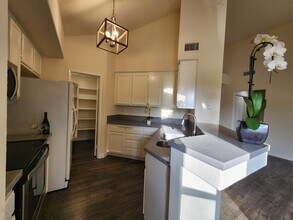 7285 Calabria Ct in San Diego, CA - Building Photo - Building Photo