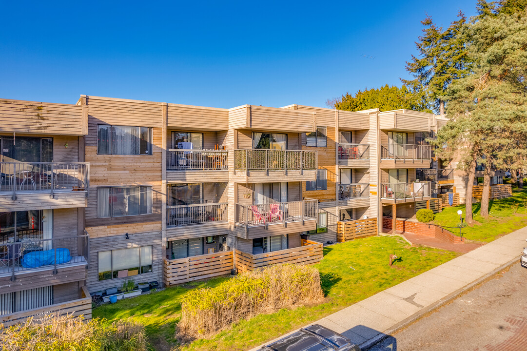 The Louise Court Apartments in Vancouver, BC - Building Photo