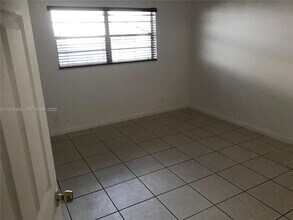 206 NE 3rd St in Hallandale Beach, FL - Building Photo - Building Photo