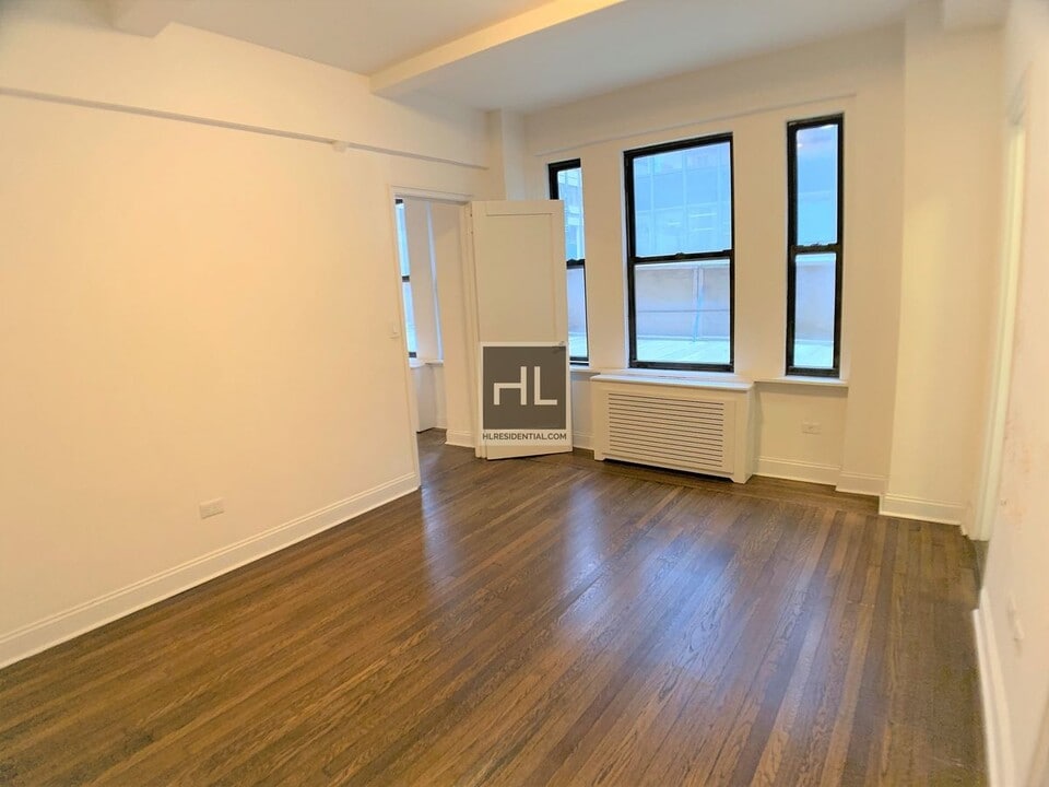 EAST 46 STREET in New York, NY - Building Photo