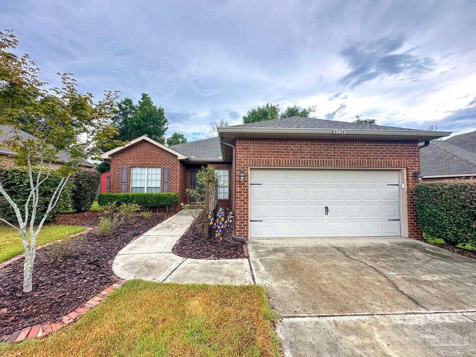 6734 Weathered Drive in Milton, FL - Building Photo