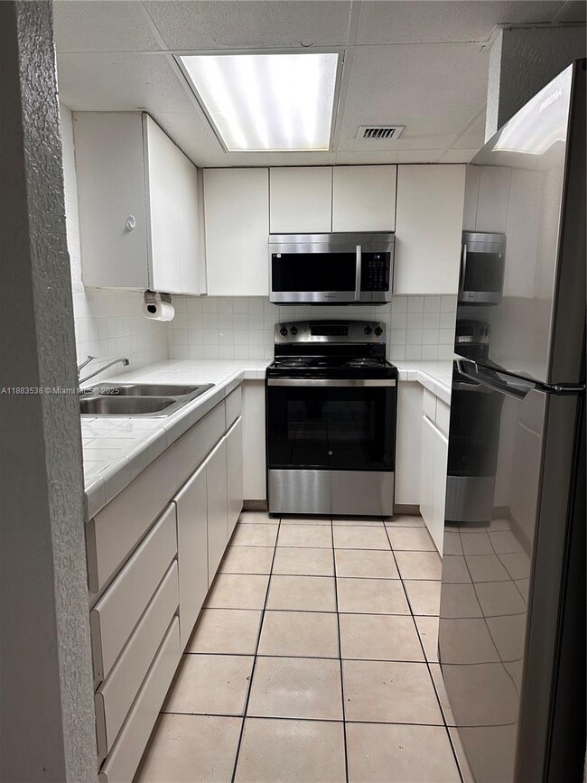 1850 W 56th St in Hialeah, FL - Building Photo - Building Photo