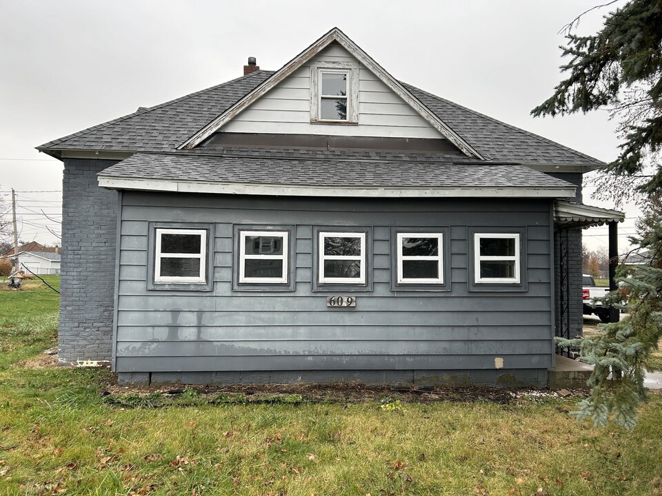 609 S Main St in Georgetown, IL - Building Photo