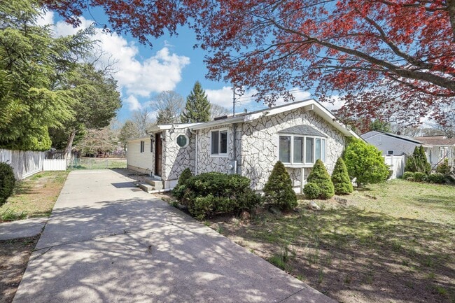 65 N Howell Ave in Centereach, NY - Building Photo - Building Photo