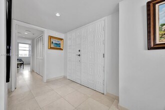 607 Ocean Dr in Key Biscayne, FL - Building Photo - Building Photo