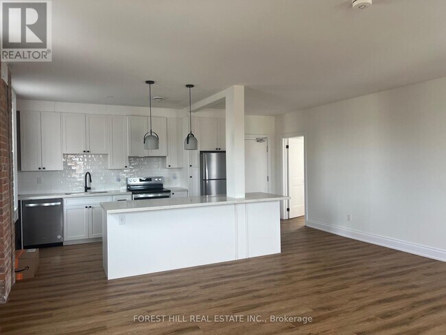 8 Essa Rd in Barrie, ON - Building Photo - Building Photo