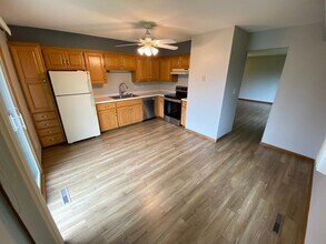 14248 Hemlock Ct N in Apple Valley, MN - Foto de edificio - Building Photo