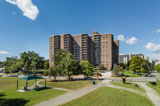 Hallmark Condominium in Alexandria, VA - Building Photo - Building Photo