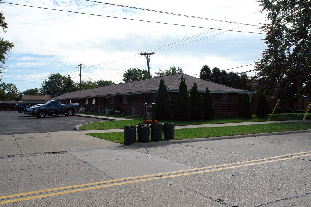 Lawrence Apartments in Center Line, MI - Building Photo