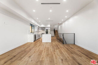 5120 1/2 Laurel Canyon Blvd in Los Angeles, CA - Building Photo - Building Photo