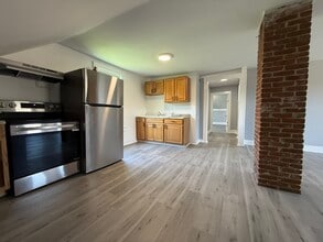 33 Old Brattleboro Rd, Unit Unit 2 in Hinsdale, NH - Building Photo - Building Photo