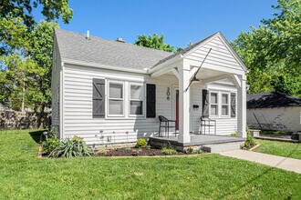 206 Academy St in Valparaiso, IN - Building Photo - Building Photo
