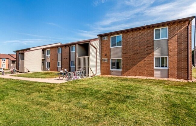 902-905 N 14th St in Indianola, IA - Building Photo - Building Photo