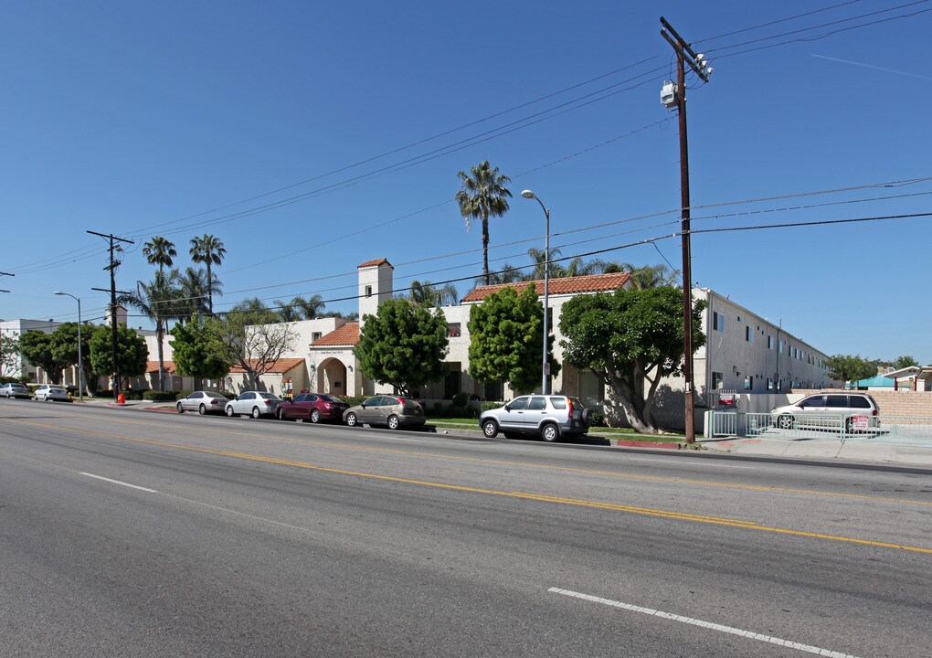 Coral Wood Court Apartments in Reseda, CA - Building Photo