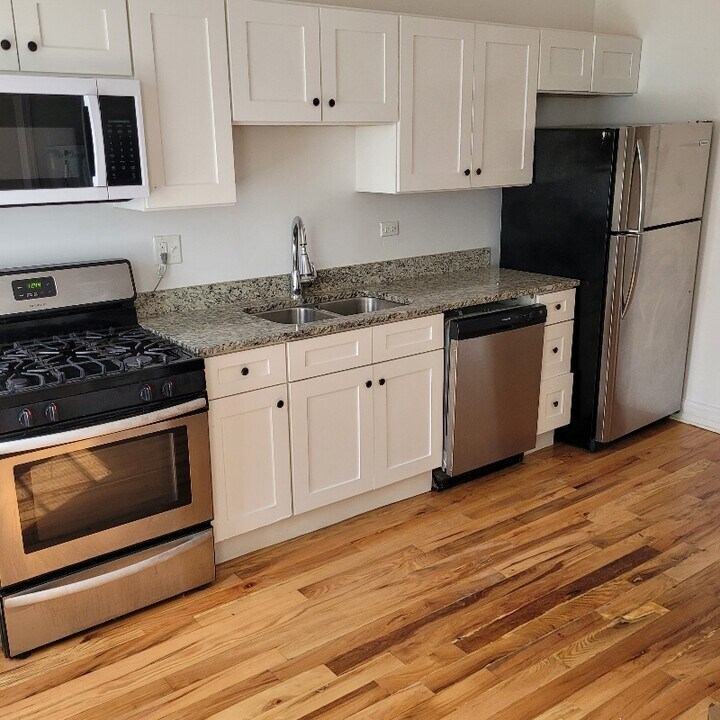 6751 S Clyde Ave in Chicago, IL - Building Photo