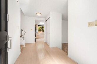 10716 NE 144th Ct in Kirkland, WA - Building Photo - Building Photo