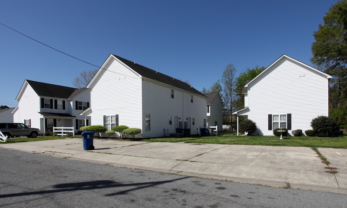 601-615 Ray St in Selma, NC - Building Photo