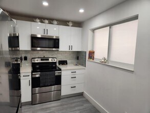 17000 NW 67th Ave in Hialeah, FL - Building Photo - Building Photo