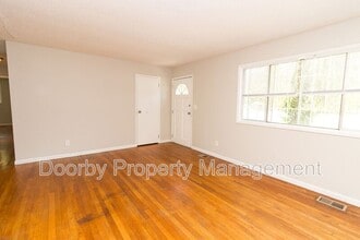 7911 Hixson Pike in Hixson, TN - Building Photo - Building Photo