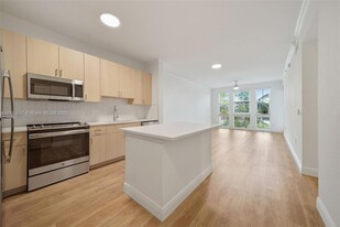 10170 SW 7th St, Unit 37-301 in Pembroke Pines, FL - Building Photo