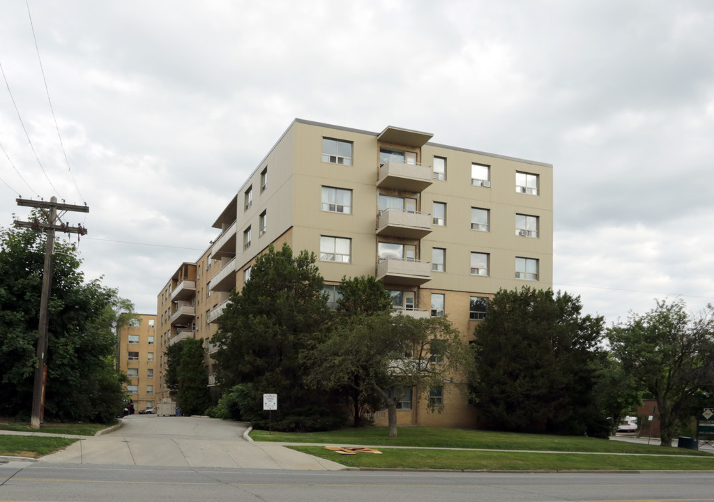 Saxony Apartments II in Hamilton, ON - Building Photo