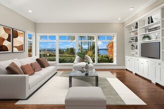 10321 NE 55th St in Kirkland, WA - Building Photo - Building Photo