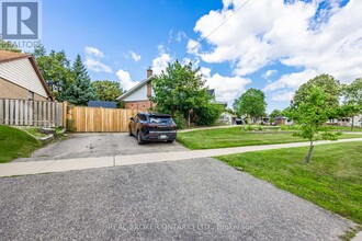 18 Shropshire Dr in Toronto, ON - Building Photo - Building Photo