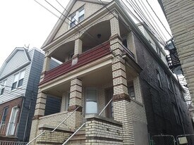 121 W 28th St, Unit 3 in Bayonne, NJ - Building Photo