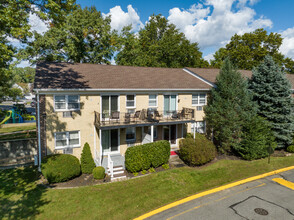 Birchwood on the Green in Oakdale, NY - Building Photo - Building Photo