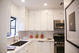 7865 Willoughby Ave in West Hollywood, CA - Foto de edificio - Building Photo