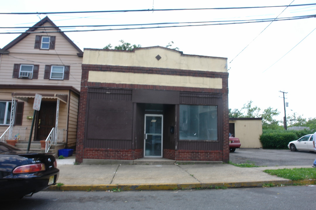 405 Lawrie St in Perth Amboy, NJ - Building Photo