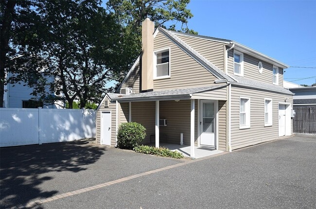 2262 Centre Ave in Bellmore, NY - Building Photo - Building Photo