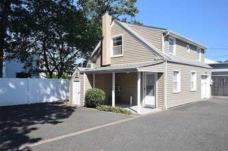 2262 Centre Ave in Bellmore, NY - Foto de edificio - Building Photo