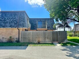 63 Lake Arbor Dr in Palm Springs, FL - Building Photo