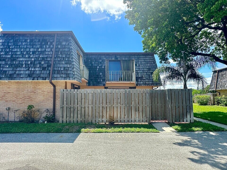 63 Lake Arbor Dr in Palm Springs, FL - Building Photo