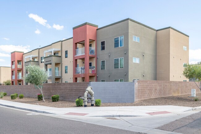 Lynne Village Apartments in Phoenix, AZ - Building Photo - Building Photo