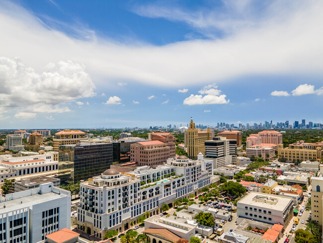 Giralda Place Residences in Coral Gables, FL - Foto de edificio - Building Photo