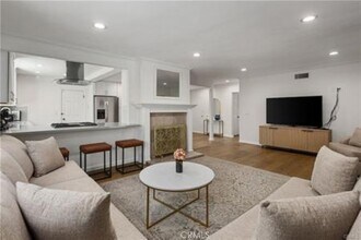 22335 Kittridge St in Los Angeles, CA - Building Photo - Building Photo